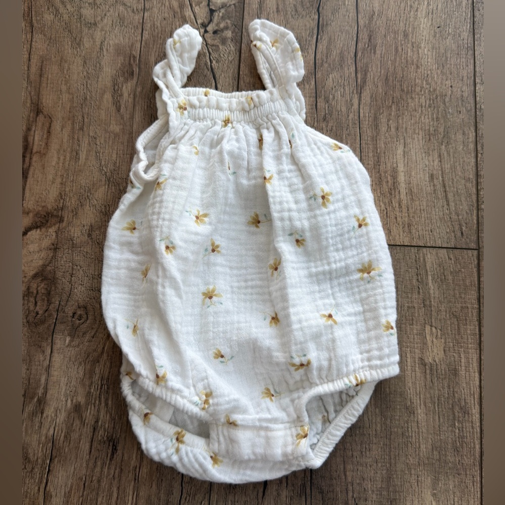 NewBorn Bundle - Zara, Colored Organics, H & M, Carters, Kendi - Picture 4 of 12